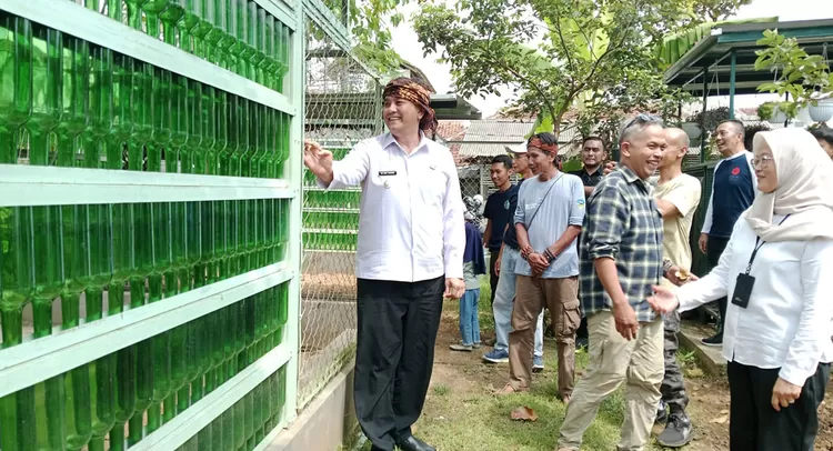 Wakil Wali Kota Tasikmalaya Diky Chandra saat melihat langsung sistem pengolahan sampah biopori dan pemanfaatan limbah botol bekas menjadi kandang ayam di Kelurahan Mulyasari, Rabu (29/4/2026).