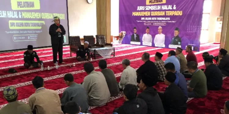 Wakil Wali Kota Tasikmalaya Rd. Diky Chandra Negara menghadiri pelatihan penyembelihan hewan kurban yang digelar DPD Juleha dan Manajemen Qurban Terpadu di Masjid Al Muhajirin Unsil, Sabtu (02/05/2026).