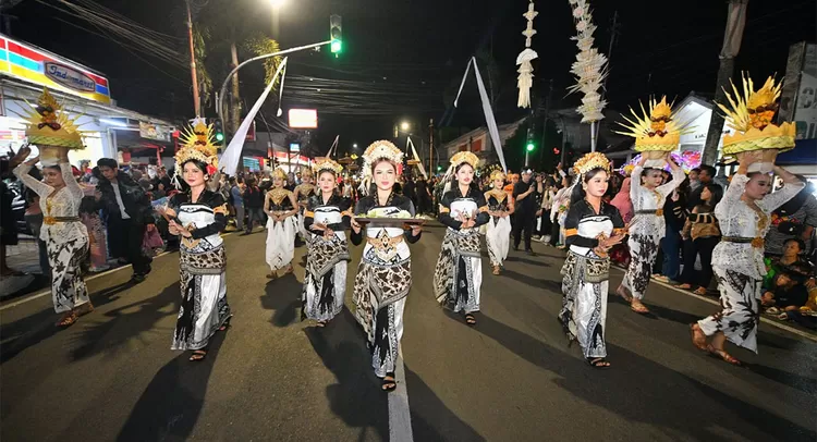 Warga antusias menyambut Kirab Budaya Napak Tilas Padjadjaran yang mengarak Mahkota Binokasih menggunakan kereta kencana dari Sumedang menuju Gedung Sate.