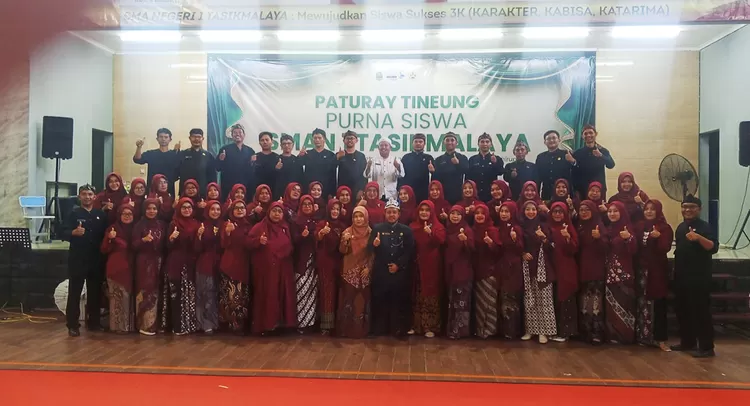 Momen&nbsp;foto bersama pelepasan siswa SMAN 1 Tasikmalaya! 80 lulusan sukses tembus PTN dan 21 ke UGM. Bukti kualitas pendidikan terbaik di Kota Tasikmalaya.