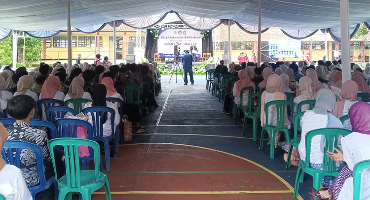 Kegiatan perpisahan yang dilaksanakan di halaman utama SMA Negeri 8 Tasikmalaya Kelurahan Mulyasari, Kecamatan Tamansari, Kota Tasikmalaya, Selasa (12/5/2026).