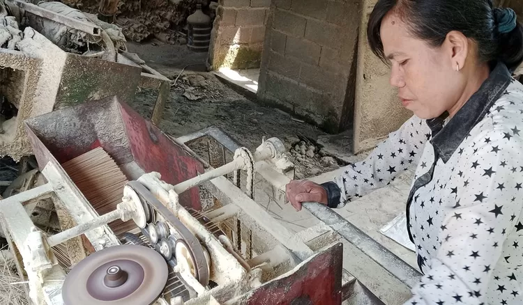 Aktivitas produksi tusuk sate terlihat di sebuah perajin tusuk sate di Kampung Panunggalan, Kelurahan Sukahurip, Kecamatan Tamansari, Kota Tasikmalaya, Selasa (12/5/2026).