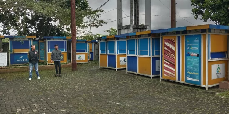Lama menghilang, puluhan eks stan PKL Bank BJB untuk pedestrian Jalan HZ Mustofa Kota Tasikmalaya ditemukan rusak tak terurus di PPIK.