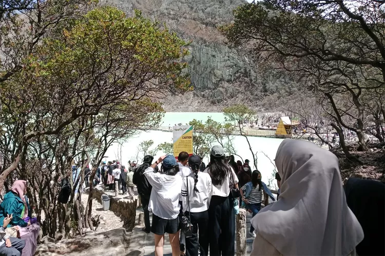 Destinasi wisata Kawah Putih di kawasan Gunung Patuha kembali ramai wisata alam saat libur akhir pekan, Sabtu (16/5/2026).