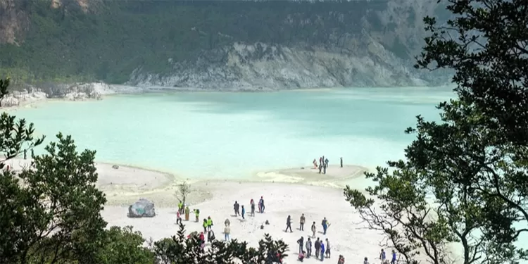 PT Palawi Risorsis menjaga ekosistem Gunung Patuha kala serbuan pelancong memadati wisata alam Kawah Putih yang jadi destinasi wisata utama.