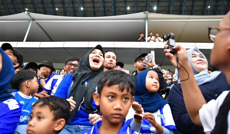 Persib Bandung kunci gelar juara musim 2025/2026 usai laga pamungkas kontra Persijap Jepara berakhir 0-0 di Stadion GBLA (23/5/2026).