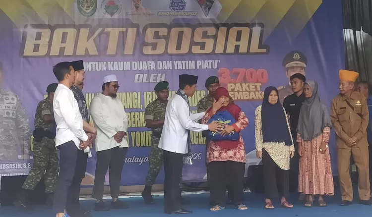 Irjen Kemendes Mashudi bagikan sembako secara simbolis kepada warga kurang mampu, Senin (25/5/2026).