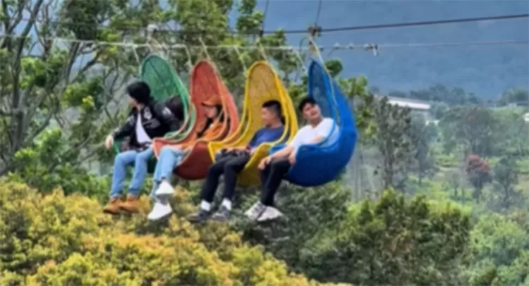 Megahnya King Castle di tengah kebun teh hijau. Yuk, rasakan sensasi jalan di hand bridge dan serunya naik wahana kereta keranjang sultan!  