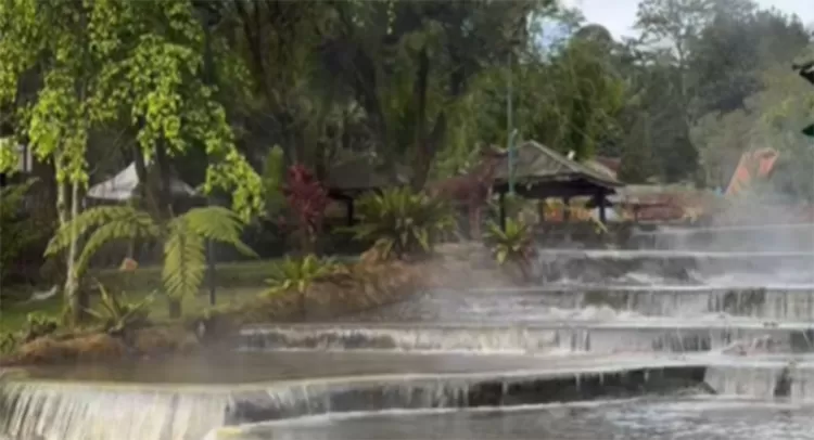 Relaksasi tubuh di pemandian air panas alami Sari Ater. Pas banget buat berendam sambil menikmati dinginnya udara malam di Ciater Subang.  