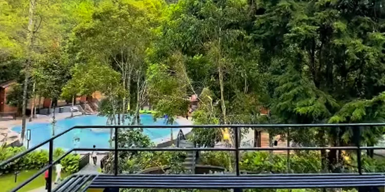 Suasana Nimo Jungle Hotspring di kawasan Rancabali, Ciwidey, Kabupaten Bandung. Pemandian air panas di tengah hutan ini menjadi salah satu destinasi wisata favorit di Jawa Barat.   