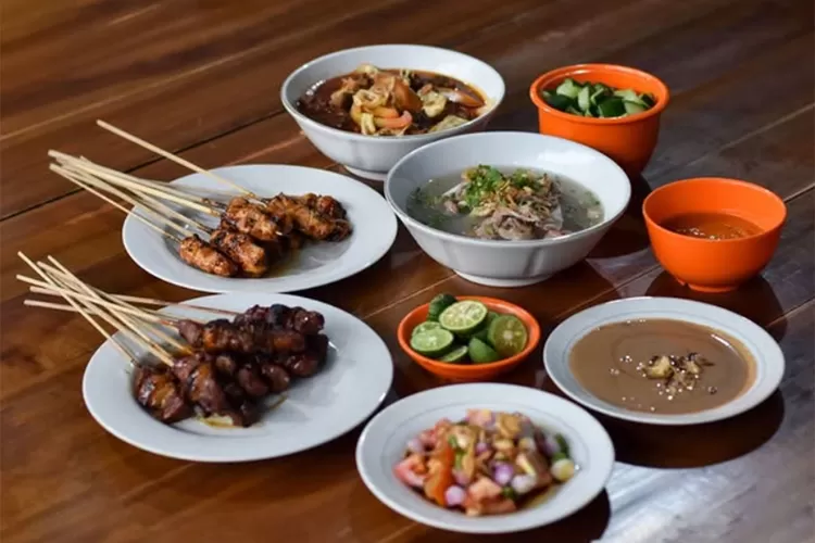 Sate Kambing Hanjawar menjadi pilihan kuliner favorit di Puncak Cianjur, cocok untuk makan siang, makan malam, hingga santap tengah malam.  