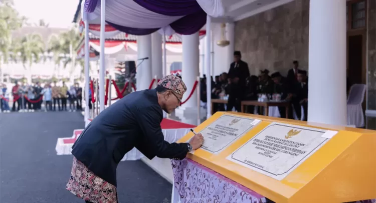 Bupati Ciamis Herdiat Sunarya memimpin peringatan Hari Jadi Kabupaten Ciamis ke-384 yang dimeriahkan Galuh Ethnic Carnival dan penghargaan prestasi.