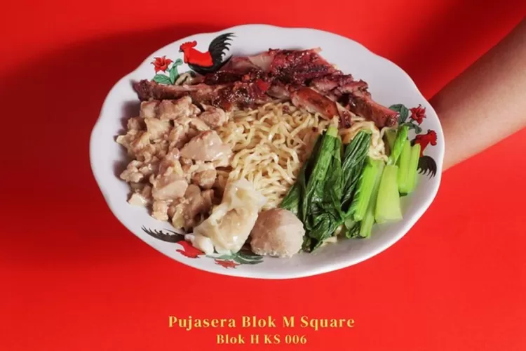 Bakmi Piring menyajikan bakmi dengan topping ayam rebus, ayam cincang, dan charsiu halal yang menjadi favorit pengunjung.    