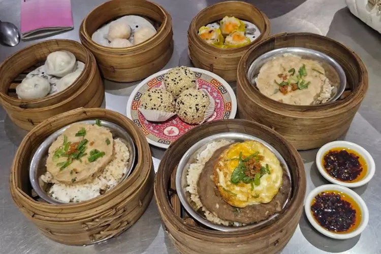 Haka Dimsum menjadi salah satu tempat makan hits di Blok M dengan menu dimsum halal dan harga mulai Rp20 ribuan.  