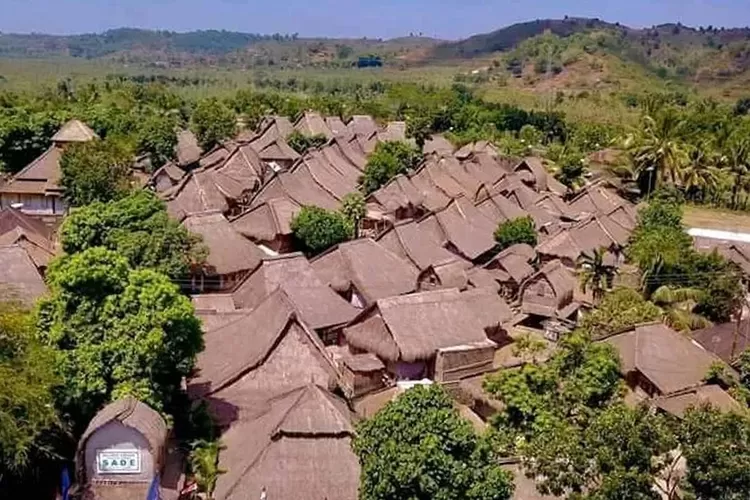 Desa Sade menyimpan pesona budaya Suku Sasak. Rumah adat yang terawat dan tradisi leluhur yang tetap lestari menjadi identitas yang terus dijaga. 