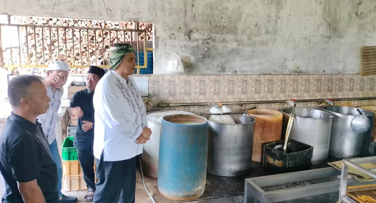 Harga kedelai masih tinggi membuat perajin tahu Kota Tasikmalaya tertekan. Diky Chandra mengimbau pelaku usaha tidak saling banting harga.