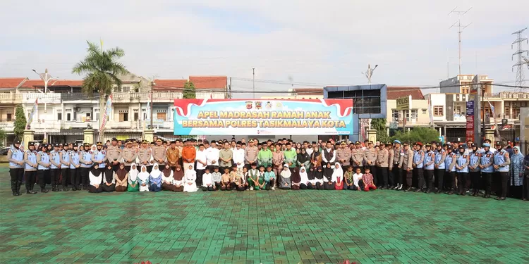 Polres Tasikmalaya Kota deklarasikan Madrasah Ramah Anak demi menghadirkan lingkungan pendidikan yang aman dan bebas perundungan.