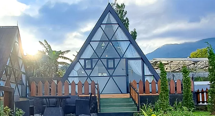 Ipukan Highland menghadirkan glamping, penginapan, kafe, restoran, kolam renang, dan panorama alam yang cocok untuk liburan bersama keluarga.