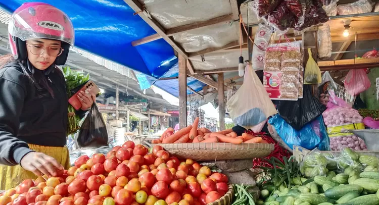 MBG ditutup berdampak pada turunnya harga bahan pokok di Pasar Cikurubuk. Pedagang kecil mengaku pasokan kembali normal.