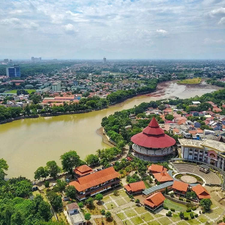 Setu Babakan menghadirkan pengalaman wisata Jakarta Selatan dengan budaya Betawi yang autentik, kuliner khas, dan panorama alam yang menenangkan.  