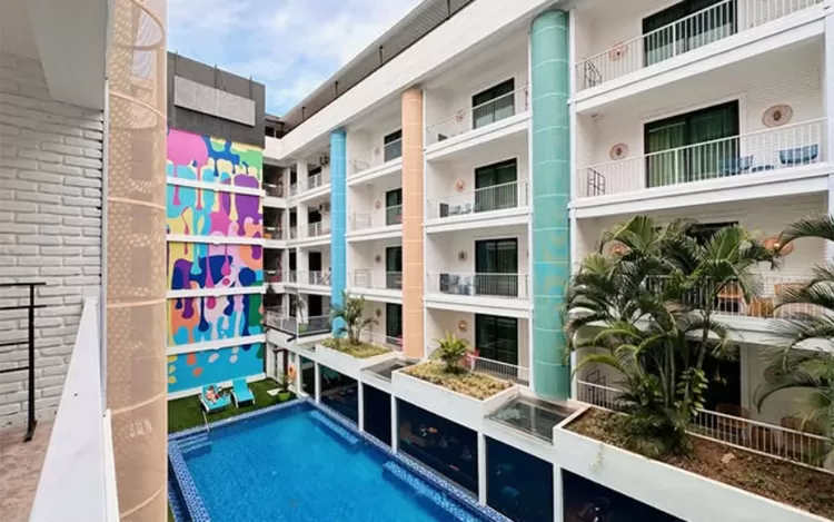 Viva Dash Hotel Bali yang memilik lantai empat tampil unik, menghadirkan konsep berbeda yang menarik perhatian para tamu.