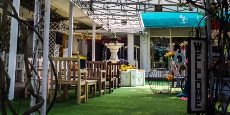 Le Delice Cafe & Bakery menghadirkan kuliner Bandung dengan suasana garden party yang estetik. Tempat makan murah di Bandung ini menawarkan menu mulai Rp17.000.  