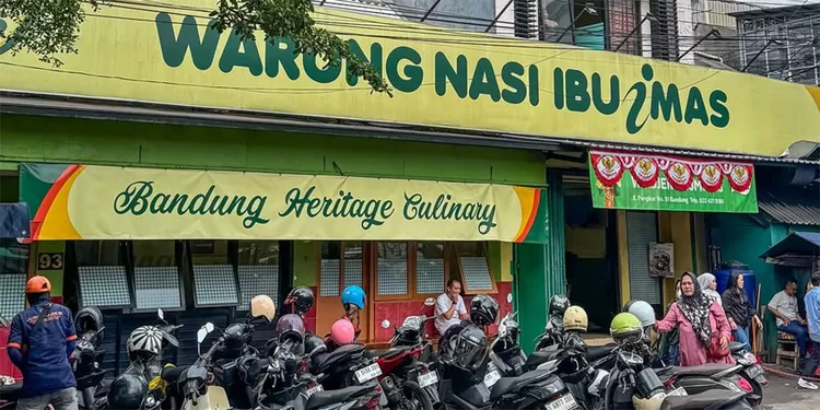 Warung Nasi Ibu Imas menyajikan kuliner Sunda autentik dengan sambal leunca khas dan lauk komplet, favorit wisatawan saat libur di Bandung.  