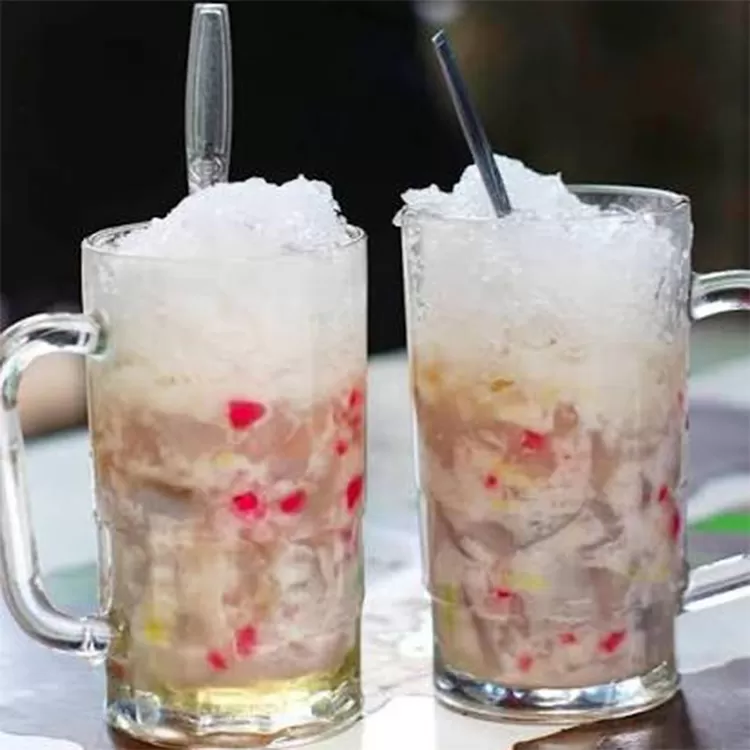 Es Goyobod Kliningan siap menyegarkan hari dengan isian melimpah dan cita rasa khas. Dessert Bandung legendaris ini wajib masuk daftar kuliner Bandung.  