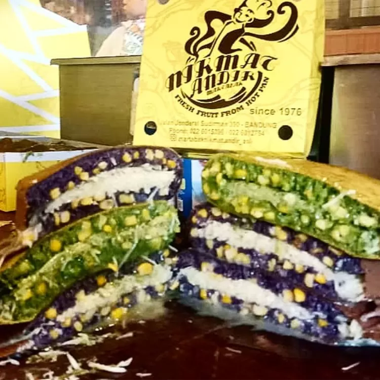 Martabak Andir jadi salah satu Dessert Bandung yang wajib dicoba. Topping melimpah, adonan tebal, dan rasa legendaris bikin siapa pun ketagihan.  