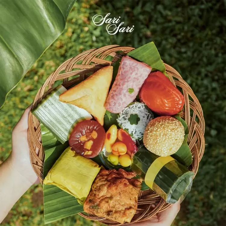 Sari Sari menghadirkan aneka jajanan tradisional yang menggugah selera. Destinasi Dessert Bandung ini cocok buat pencinta kuliner Bandung dan nostalgia rasa masa kecil.  