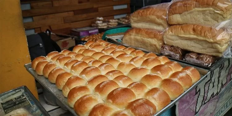 Tan Keng Cu Bakery menjadi toko roti legendaris di Cianjur sejak 1926. Roti jadul dengan proses tradisional ini masih menjadi favorit hingga sekarang.  