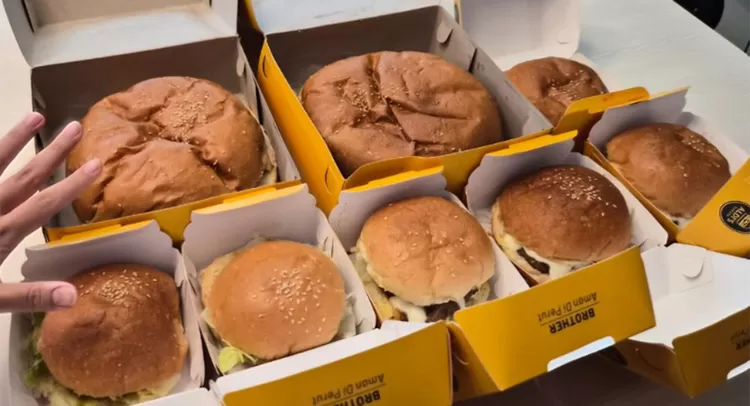 Aldis Burger Cempaka Putih milik Aldi Taher kini viral berkat burger jumbo&nbsp;dan promo unik.  