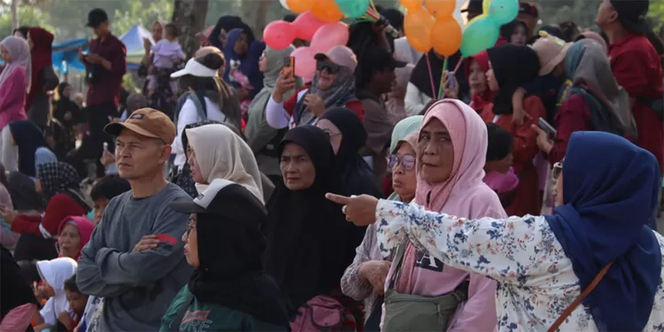 Ribuan masyarakat dan nelayan mengikuti Tasyakur Nelayan Santolo 2026 di Pantai Santolo, Kabupaten Garut, Minggu (5/7/2026).  