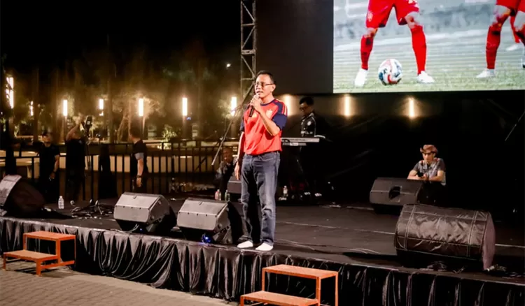 Bupati Ciamis Herdiat Sunarya menghadiri Nobar Piala Dunia 2026 di Alun-Alun Ciamis, Rabu dini hari, 15 Juli 2026. Ribuan warga hadir, UMKM pun ikut bergeliat.
