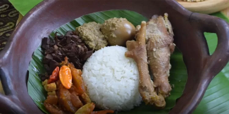 Gudeg Bu Nah di Jakarta Timur menghadirkan cita rasa rumahan dengan gudeg lembut, krecek nikmat, dan beragam lauk pelengkap.  
