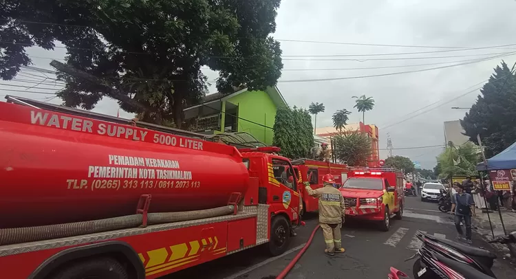 Petugas Damkar Kota Tasikmalaya berjibaku memadamkan api dalam kejadian kebakaran SDN Citapen di Jalan Tentara Pelajar, Kelurahan Empangsari, Kecamatan Tawang, Kota Tasikmalaya, Selasa (21/7/2026) sekitar pukul 15.40 WIB.