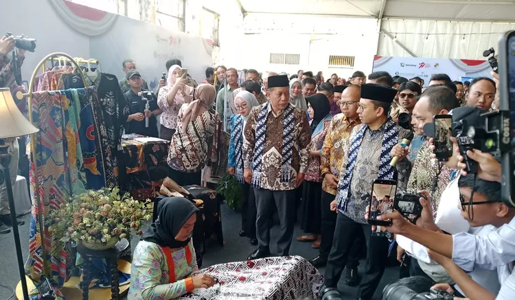 Menteri Koperasi (Menkop) Ferry Juliantono dan Menteri Kebudayaan Republik Indonesia Fadli Zon menghadiri kegiatan pencanangan revitalisasi dan penetapan cagar budaya Kawasan Tugu Koperasi serta Gedung Kongres Koperasi 1947 di Jalan Mohammad Hatta, Kota Tasikmalaya, Minggu (26/7/2026).