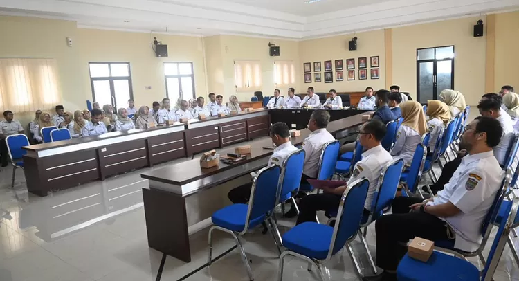 ASN Bapperida Ciamis mengikuti Bimtek KMS CERDAS. Tim teknis mendampingi pegawai agar memahami platform dan mengoptimalkannya dalam pekerjaan sehari-hari.