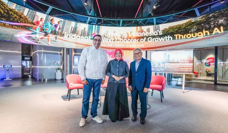 Vikram Sinha President Director & CEO Indosat Ooredoo Hutchison (kiri), Reski Damayanti Dir & Chief Legal and Regulatory Officer Indosat Ooredoo Hutchison (tengah), Muhammad Buldansyah Dir & Chief Business Officer Indosat Ooredoo Hutchison (kanan)