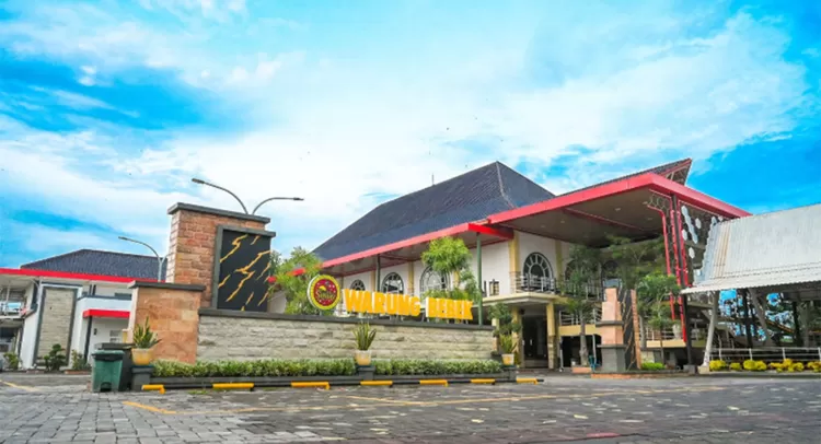 Bebek Sinjay di Madura tetap punya penggemar lintas generasi. Bebek empuk, kremesan renyah, dan sambal pencit menjadi kombinasi yang sulit dilupakan.  