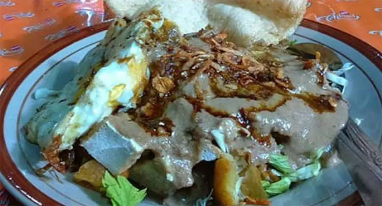 Tahu Gimbal H. Edy di Semarang tetap ramai tanpa mengandalkan tren. Paduan tahu, gimbal udang, sayuran, dan bumbu kacang jadi daya tariknya.  