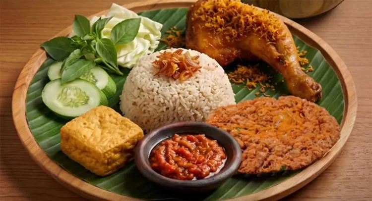 Cari makan santai usai kerja? Nasi Uduk Bahagia menawarkan suasana warung tenda kekinian dengan pilihan ayam bakar, lele, hingga lauk pelengkap.  