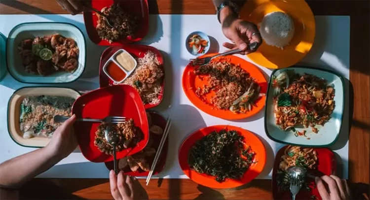 Ingin makan kenyang usai kerja? RM Sinar Gakong menawarkan masakan Cina klasik dengan nasi goreng Hongkong yang gurih dan beraroma asap.  
