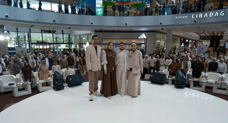 Aurel Hermansyah yang menjadi bintang tamu dalam talkshow foto bersama Owner Kalisha Hj. Teti Nurhayati dan Direktur PT Meta Global Triasha H. Andi Ramadhan di Sumarecon Mall Bandung, Minggu, 23 Agustus 2026.