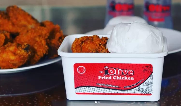 Olive Fried Chicken jadi pilihan favorit mahasiswa dengan harga terjangkau. Satu paket berisi nasi, ayam, dan minuman, cocok untuk anak kos.  