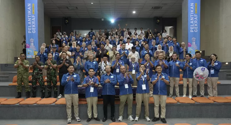 Jajaran pengurus Dewan Pimpinan Cabang (DPC) Gerakan Ekonomi Kreatif Nasional (Gekrafs) Kota Tasikmalaya berfoto bersama usai dilantik bertempat di Gedung Creative Center (GCC) Kota Tasikmalaya, Jumat (4/9/2026).