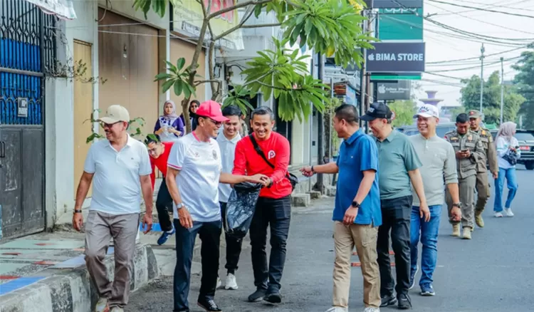 Herdiat Sunarya memimpin Gerakan Jumat Bersih di Ciamis untuk cegah darurat sampah di tengah capaian penghargaan kebersihan, pada Jumat, 18 September 2026