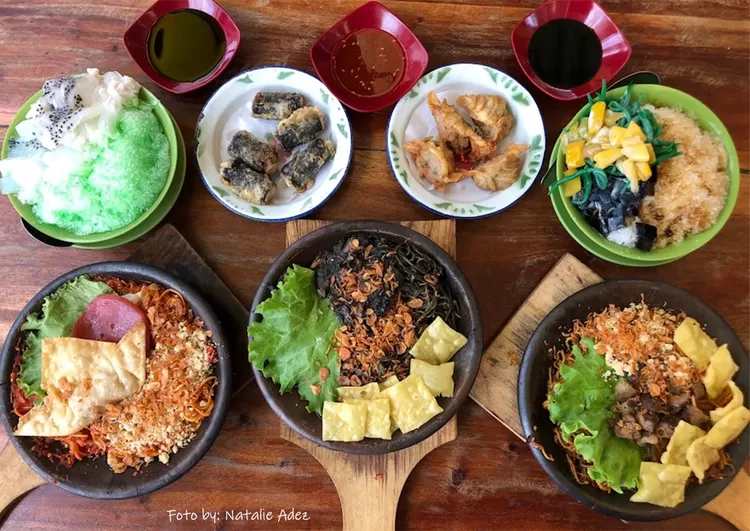 Mie Bakar Cobek Kawitan di Malang menawarkan mie bakar di atas cobek dengan varian sambal hijau, cumi hitam, udang, keju hingga ati ampela.  