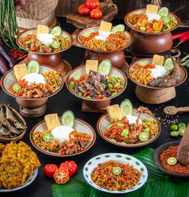 Sego Sambel Cak Uut di Malang cocok bagi pencinta pedas dengan sambal tomat, kacang panjang dan tempe serta pilihan lauk yang beragam.  