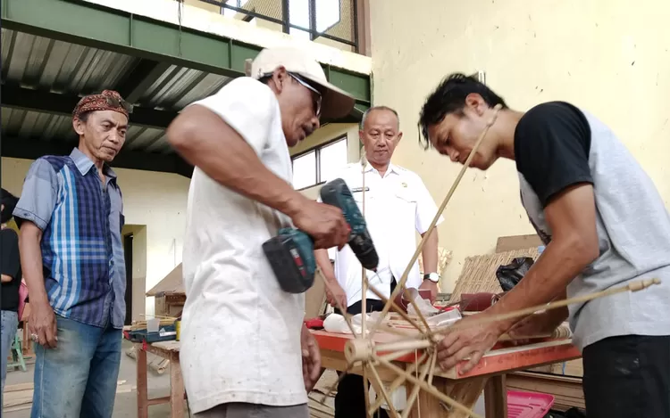 Pelatihan payung geulis kreasi di Kota Tasikmalaya diikuti perajin payung geulis untuk mengembangkan inovasi produk kerajinan,&nbsp;Rabu (23/9/2026).